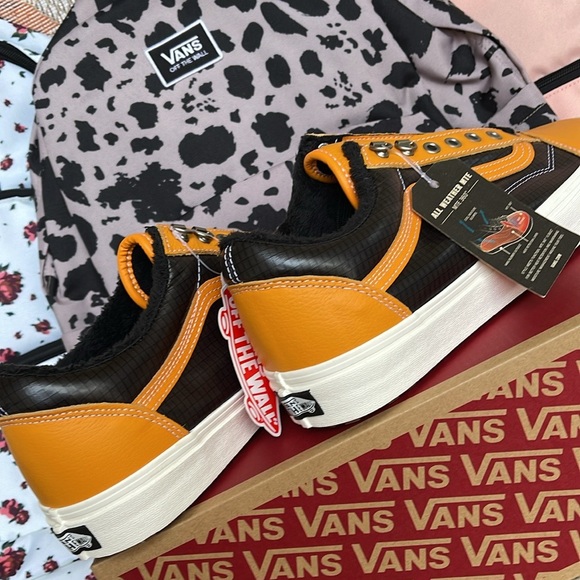 Vans WMNS Old Skool Mte (Mte) Apricot/Black
VN0A348F2NF
Sneakers - Picture 14 of 16